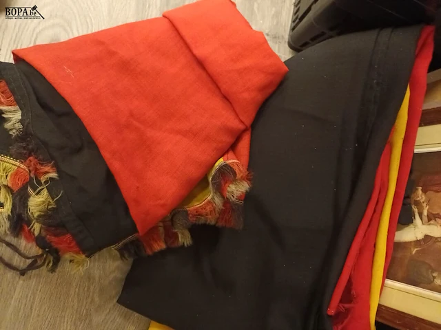 Lot 290 - vlaggen, kader en foto’s. 7 stuks - afbeelding 2 van  4