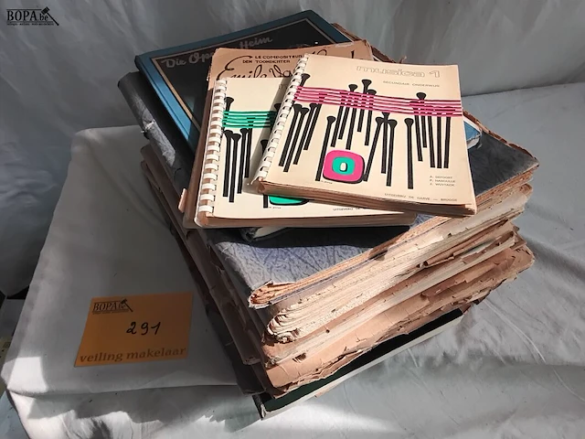 Lot 291 - lot oude bladmuziek en muziekboeken, stapel - afbeelding 1 van  4