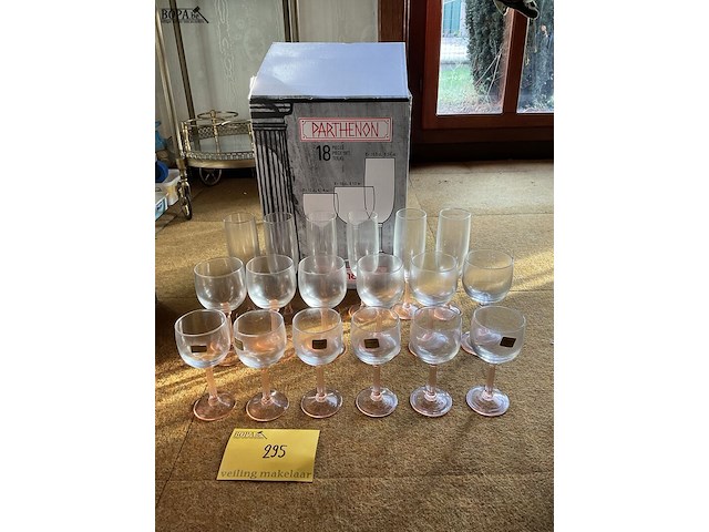 Lot 295 - glazen 18-delige set op roze voet luminarc - afbeelding 1 van  3