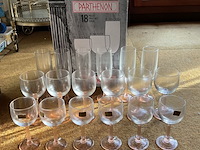 Lot 295 - glazen 18-delige set op roze voet luminarc - afbeelding 1 van  3