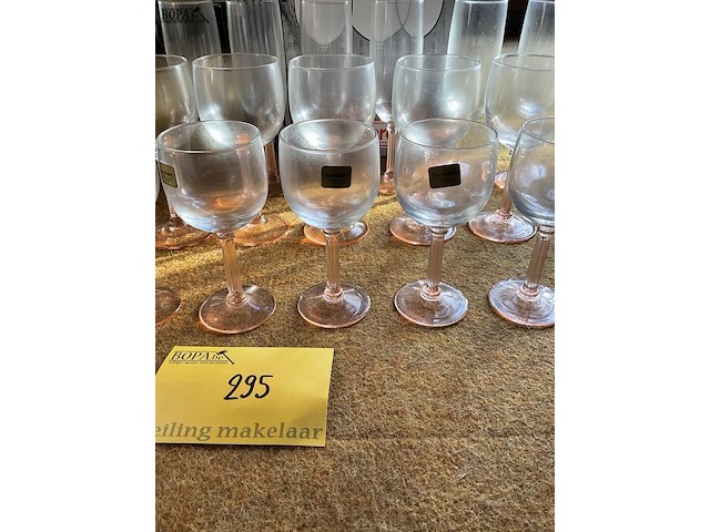 Lot 295 - glazen 18-delige set op roze voet luminarc - afbeelding 2 van  3