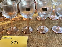 Lot 295 - glazen 18-delige set op roze voet luminarc - afbeelding 2 van  3