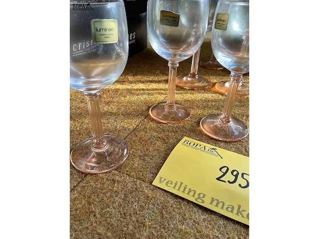 Lot 295 - glazen 18-delige set op roze voet luminarc - afbeelding 3 van  3