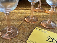 Lot 295 - glazen 18-delige set op roze voet luminarc - afbeelding 3 van  3