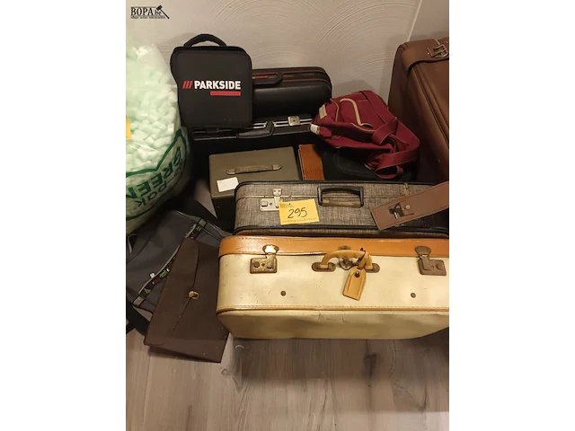 Lot 295 - reiskoffers en tassen. 12 stuks - afbeelding 1 van  5