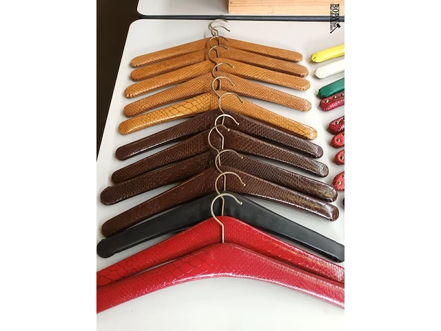 Lot 295 - retro kleerhangers. 40 stuks - afbeelding 4 van  4
