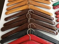 Lot 295 - retro kleerhangers. 40 stuks - afbeelding 4 van  4
