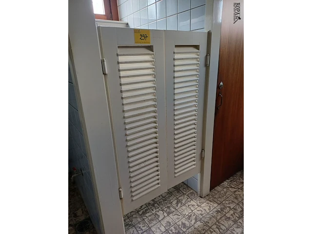 Lot 297 - klapdeur. 2 stuks (wc boven) - afbeelding 1 van  4