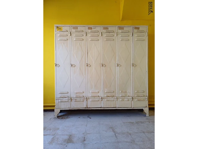 Lot 299 - vintage industriële locker 6-deurs (rokersruimte) - afbeelding 1 van  4