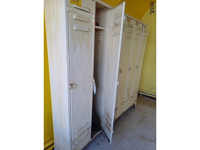 Lot 299 - vintage industriële locker 6-deurs (rokersruimte) - afbeelding 2 van  4