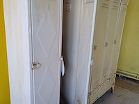 Lot 299 - vintage industriële locker 6-deurs (rokersruimte) - afbeelding 2 van  4