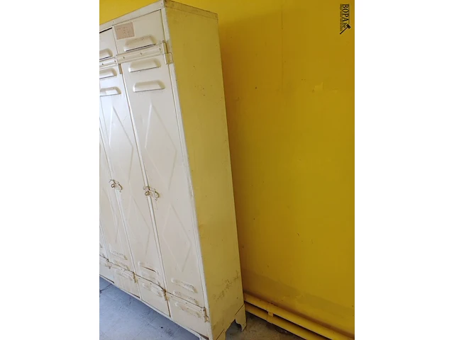 Lot 299 - vintage industriële locker 6-deurs (rokersruimte) - afbeelding 4 van  4
