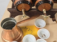 Lot 3 - afrikaanse dranktonetjes, kan en tasjes