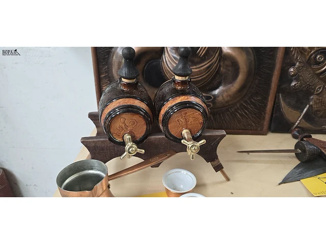 Lot 3 - afrikaanse dranktonetjes, kan en tasjes - afbeelding 2 van  4