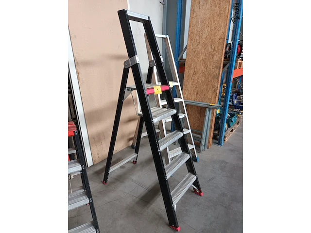 Lot 3 - aluminium trapladder altrex - afbeelding 2 van  3