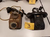 Lot 3 - antieke telefoons. 2 stuks