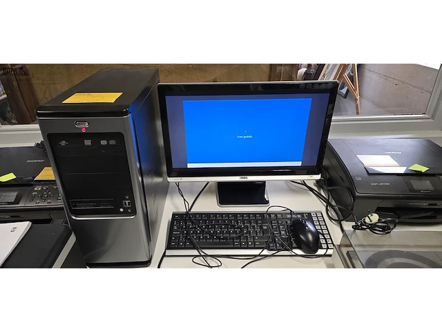 Lot 3 - desktop met monitor, toetsenbord en muis - afbeelding 1 van  4