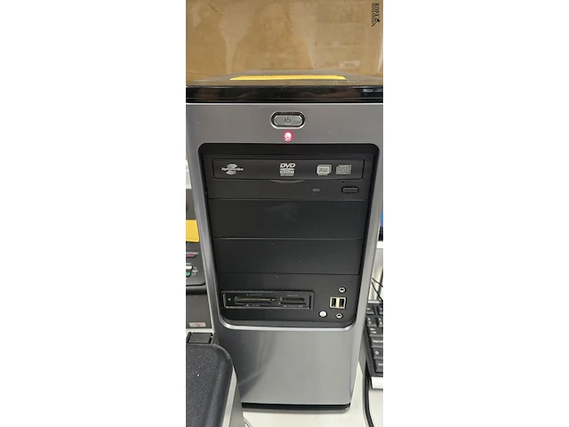 Lot 3 - desktop met monitor, toetsenbord en muis - afbeelding 2 van  4