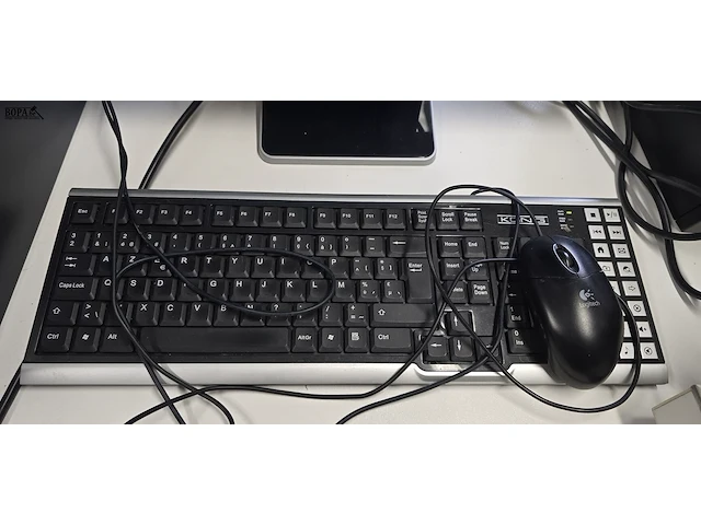 Lot 3 - desktop met monitor, toetsenbord en muis - afbeelding 4 van  4