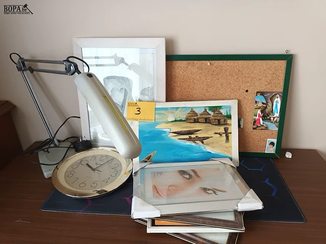 Lot 3 - kaders, klok, bureaulamp. 10 stuks - afbeelding 1 van  4