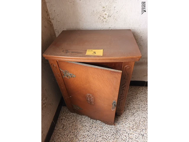 Lot 3 - kastje met naaimachine - afbeelding 1 van  4