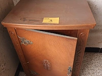 Lot 3 - kastje met naaimachine