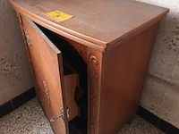 Lot 3 - kastje met naaimachine - afbeelding 2 van  4
