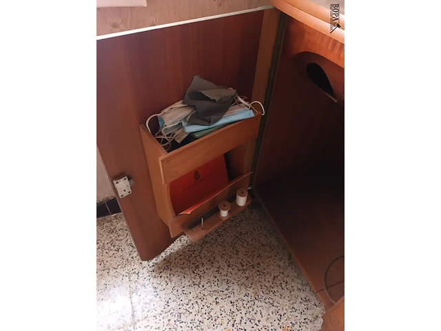 Lot 3 - kastje met naaimachine - afbeelding 3 van  4