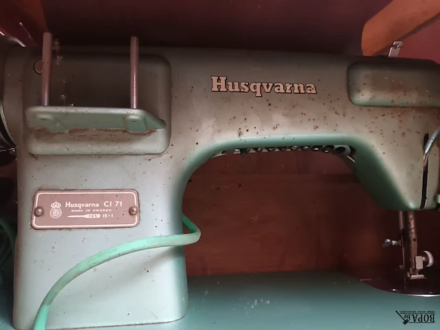 Lot 3 - kastje met naaimachine - afbeelding 4 van  4