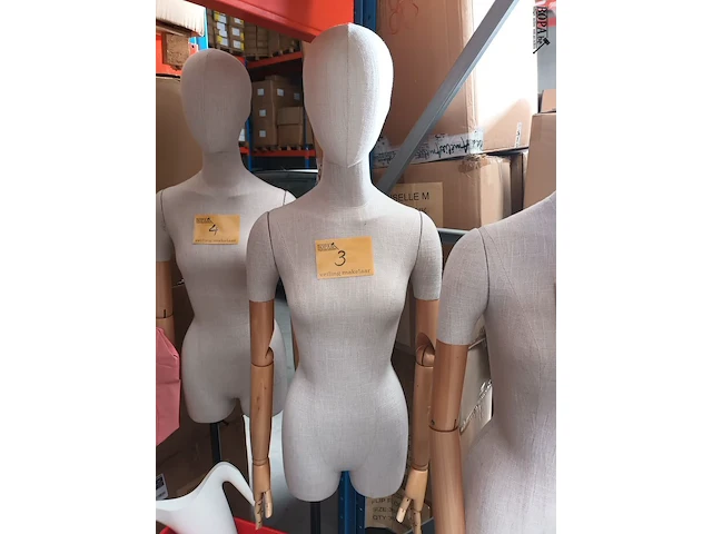 Lot 3 - mannequin pop - afbeelding 1 van  3