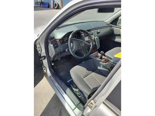 Lot 3 - mercedes e220 (2000-chass.wdb2102061b030489) - afbeelding 2 van  25
