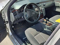 Lot 3 - mercedes e220 (2000-chass.wdb2102061b030489) - afbeelding 2 van  25