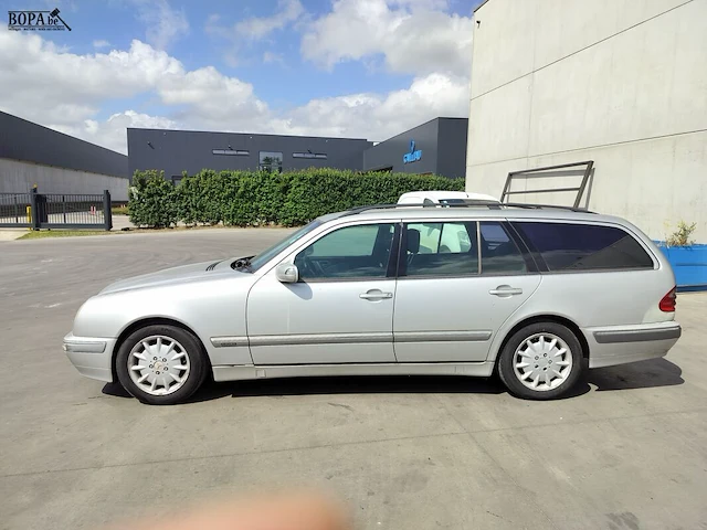 Lot 3 - mercedes e220 (2000-chass.wdb2102061b030489) - afbeelding 1 van  25