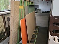 Lot 3 - metalen glasbok met inhoud