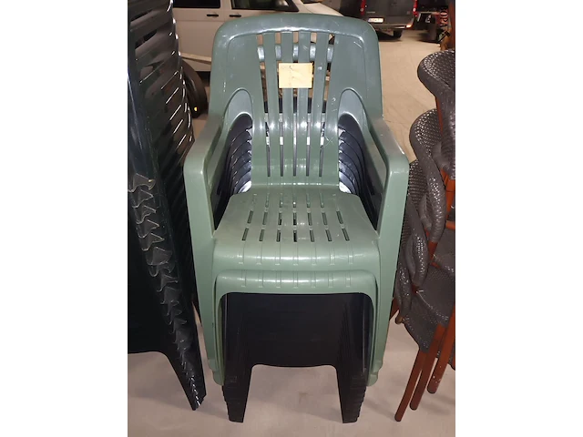 Lot 3 - pvc terrasstoelen. 12 stuks - afbeelding 1 van  3