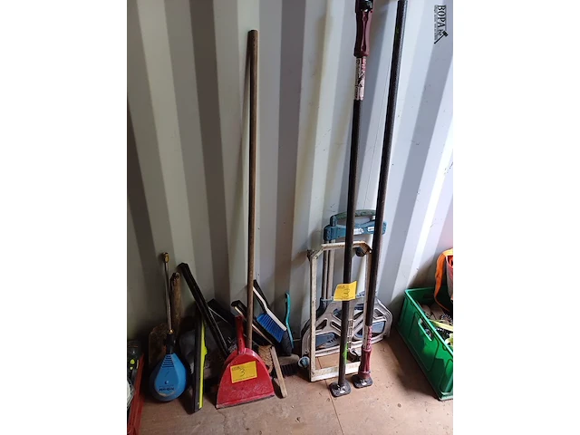 Lot 3 - schoonmaak- en transportmateriaal - afbeelding 1 van  2