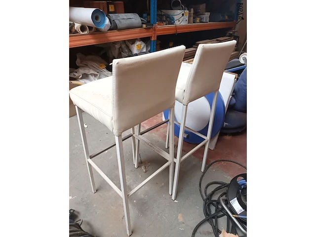 Lot 30 - barstoel. 2 stuks - afbeelding 3 van  3