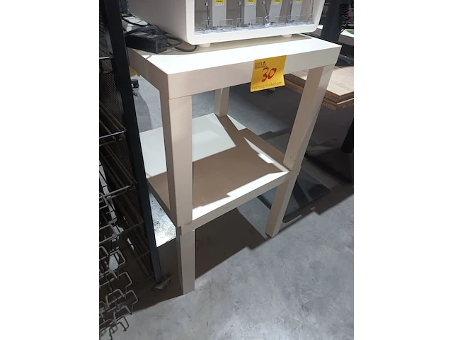 Lot 30 - bijzettafel. 2 stuks - afbeelding 2 van  2