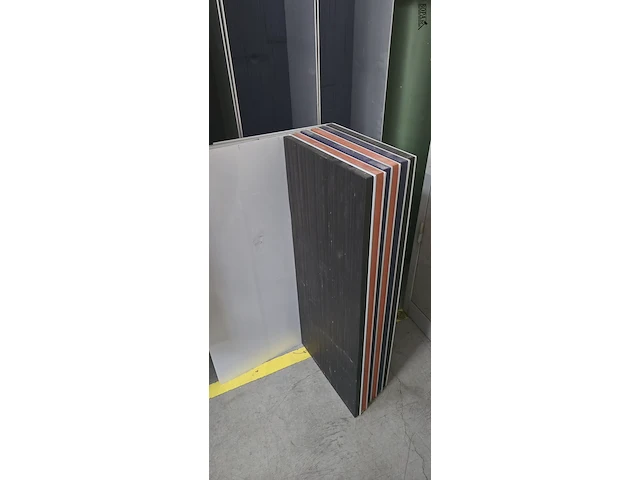 Lot 30 - boekenplanken 9 stuks - afbeelding 2 van  3
