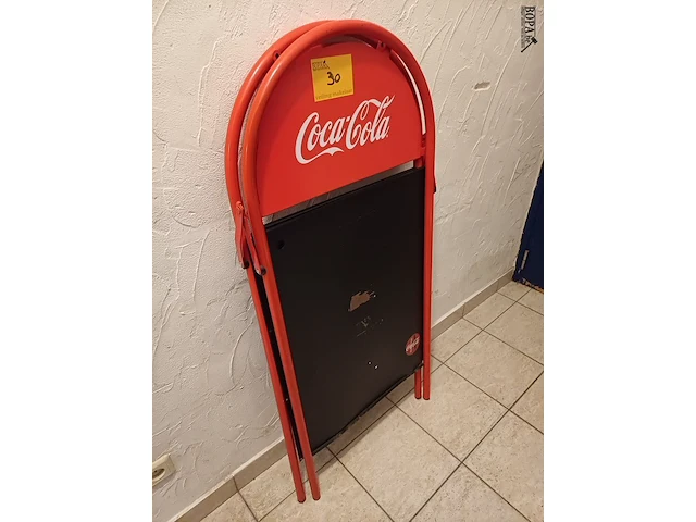 Lot 30 - coca-cola stoepbord - afbeelding 1 van  2