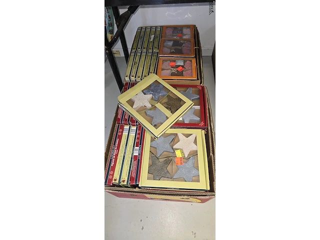 Lot 30 - decoratieve living art sterren en bladeren - afbeelding 1 van  3
