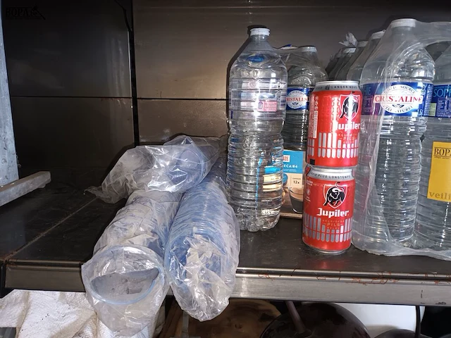 Lot 30 - frisdrank, water en bier - afbeelding 2 van  3