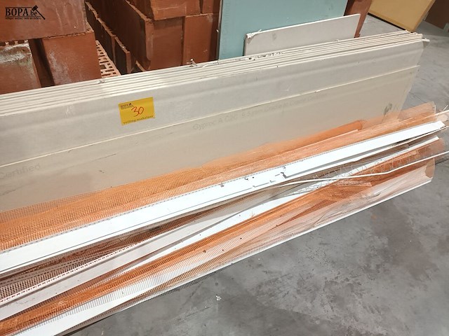 Lot 30 - gyproc en pleisterprofielen - afbeelding 1 van  3