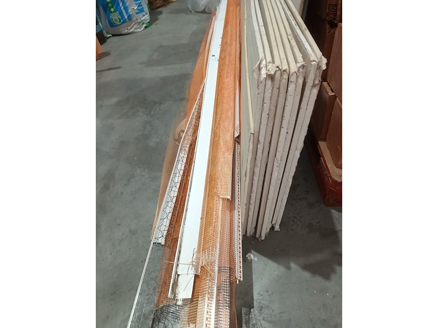 Lot 30 - gyproc en pleisterprofielen - afbeelding 2 van  3