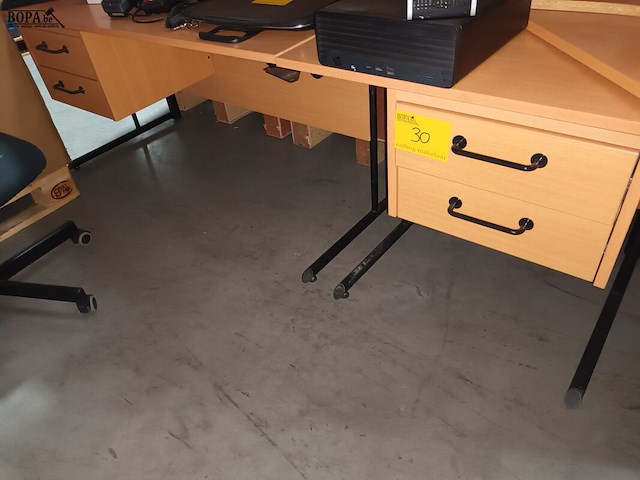Lot 30 - hoekbureau - afbeelding 1 van  3