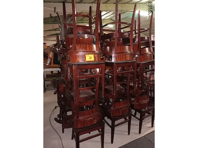 Lot 30 - houten hilma stoelen. 24 stuks - afbeelding 1 van  5