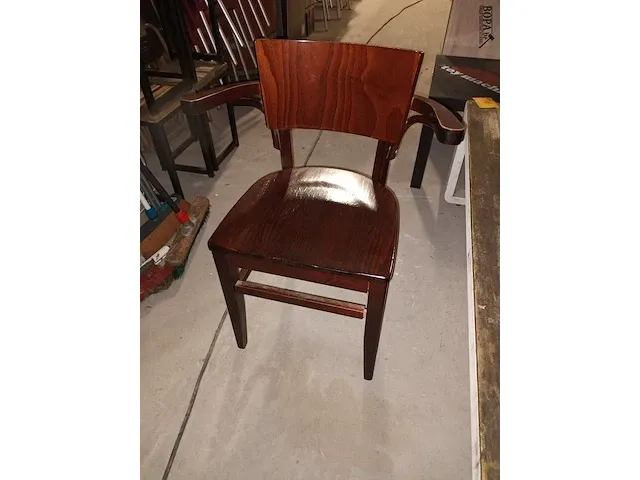 Lot 30 - houten hilma stoelen. 24 stuks - afbeelding 2 van  5