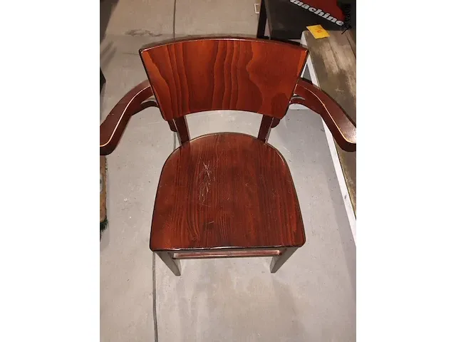Lot 30 - houten hilma stoelen. 24 stuks - afbeelding 3 van  5