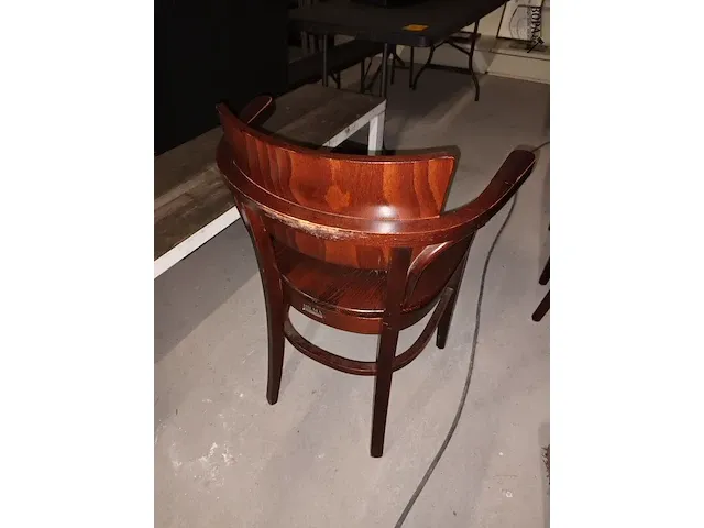Lot 30 - houten hilma stoelen. 24 stuks - afbeelding 4 van  5