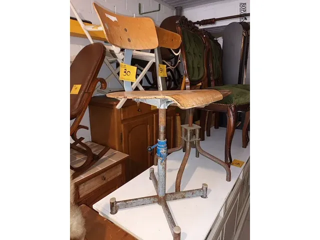 Lot 30 - industriële werkplaatsstoel bima - afbeelding 2 van  6